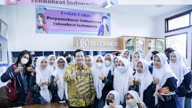 Guru dan Siswa SMAN 2 Pringsewu Kunjungi Kampus Teknokrat Belajar Teknologi