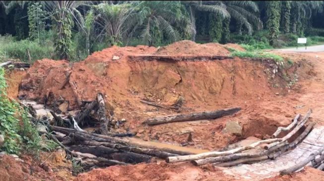 Perbaikan Jalan Putus Tirta Madu Baru Dilakukan Tahun Depan