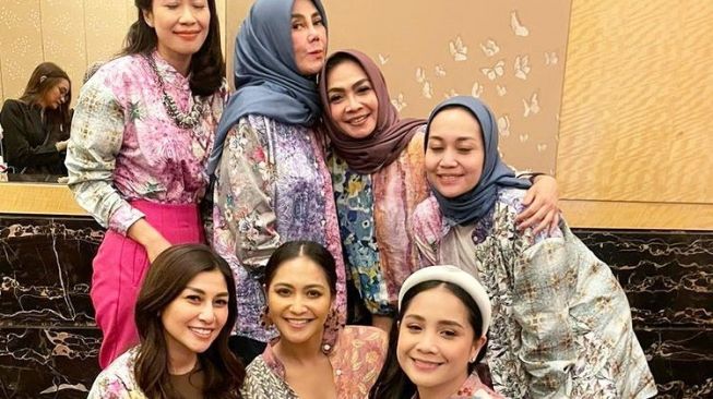 Momen Kedekatan Mama Rieta dan Mama Amy (Instagram/amy_r_qanita)