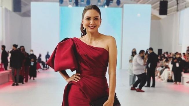 7 Potret Donna Agnesia di JFW, Tampil Merona dengan Gaun Warna Merah