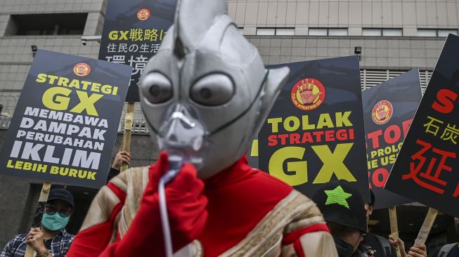 Sejumlah aktivis lingkungan hidup Walhi berunjuk rasa di depan Kantor Kedutaan Besar Jepang, Jakarta, Selasa (1/11/2022). [ANTARA FOTO/Galih Pradipta/rwa].