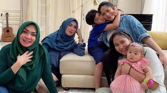 Momen Kedekatan Mama Rieta dan Mama Amy (Instagram/amy_r_qanita)