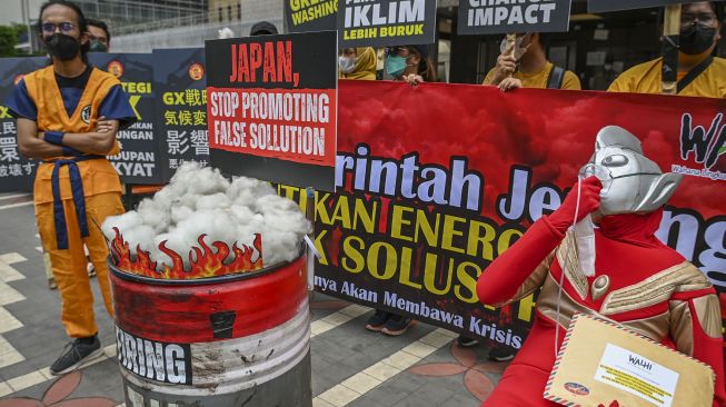 Sejumlah aktivis lingkungan hidup Walhi berunjuk rasa di depan Kantor Kedutaan Besar Jepang, Jakarta, Selasa (1/11/2022). [ANTARA FOTO/Galih Pradipta/rwa].