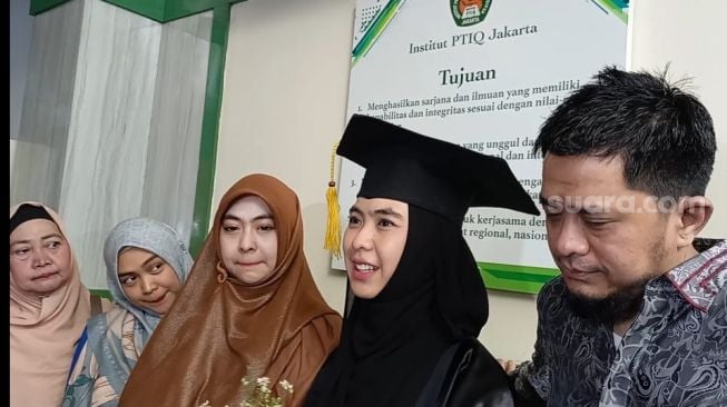 Baru Raih Gelar Doktor, Oki Setiana Dewi Langsung Kepikiran Sekolah Lagi di Mesir