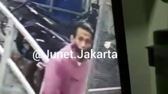 Pakai Sweater Pink, Maling Bawa Kabur Motor ASN BPIP di Jakbar, Ini Tampangnya