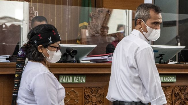 Orang tua Brigadir Nopriansyah Yosua Hutabarat (Brigadir J), Samuel Hutabarat (kanan) dan Rosti Simanjuntak (kiri) memasuki ruangan untuk bersaksi dalam sidang dengan terdakwa Ferdy Sambo dan Putri Candrawathi di Pengadilan Negeri Jakarta Selatan, Selasa (1/11/2022). [ANTARA FOTO/Muhammad Adimaja/rwa].