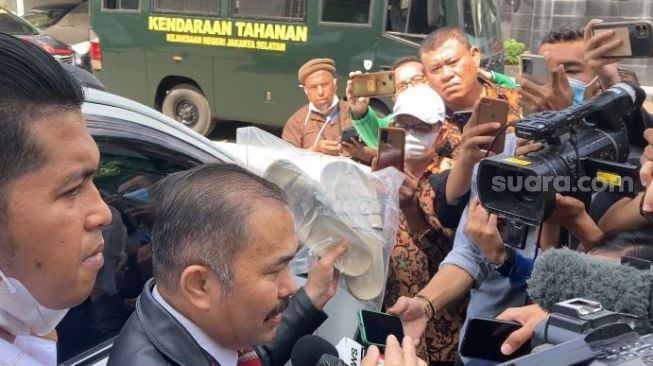 Sebut Penyidik Tak Pernah Kooperatif, Kuasa Hukum Bakal Serahkan Bukti yang Ada Bercak Darah Brigadir J ke Hakim