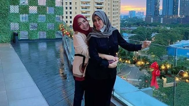 9 Momen Kedekatan Mama Rieta dan Mama Amy, Kompak Seperti Sahabat Sejati