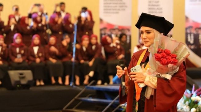 Terpopuler Lifestyle: Harga Outfit Serba Pink Baby Ameena, Momen Wisuda Sarjana Mulan Jameela