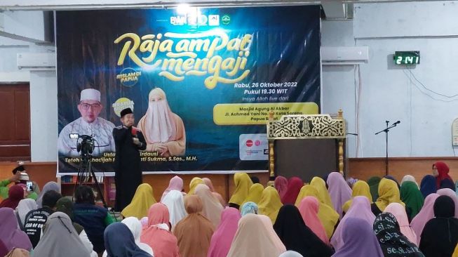 Ustaz Hilmi Firdausi memberikan ceramah di acara Indonesia Mengaji di Raja Ampat. [dokumentasi pribadi]