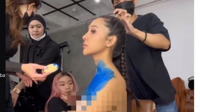 Video Di Balik Layar Anya Geraldine Jadi Mystique, Bagian Atas sampai Di-blur