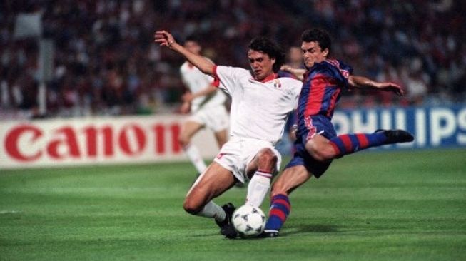 Pemain AC Milan Paolo Maldini merebut bola dari pemain Barcelona Miguel Angel Nadal di final Champions League yang digelar di Stadion Olimpiade Athena, 18 Mei 1994. [AFP]