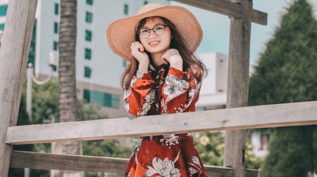 Anti Norak! 6 Tips Padu Padan Motif Floral untuk Gaya Busana Sehari-hari