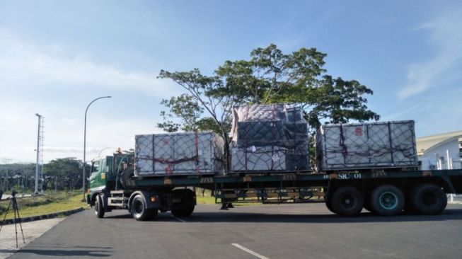 Logistik ajang WSBK dibawa menggunakan truk saat tiba di terminal kargo Bandara Internasional Lombok, Nusa Tenggara Barat. (ANTARA/Akhyar)