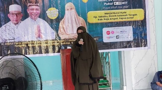 Peggy Melati Sukma saat memberikan tausiah di acara Indonesia Mengaji di Raja Ampat. [dokumentasi pribadi]