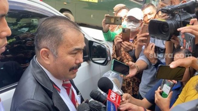 Kamaruddin Simanjuntak, pengacara keluarga Brigadir J saat tiba di PN Jakarta Selatan. (Suara.com)