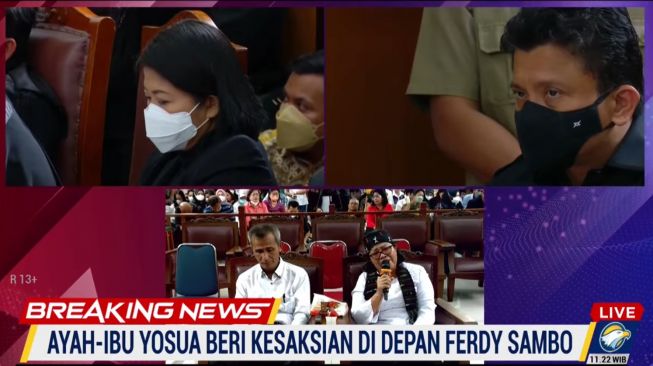 Ibu kandung Brigadir J atau Nofriansyah Yosua Hutabarat, Rosti Simanjuntak, menangis di hadapan terdakwa Ferdy Sambo dan Putri Candrawathi. Rosti mengaku hatinya hancur seketika saat pertama kali mengetahui Yosua tewas dibunuh. (tangkap layar)