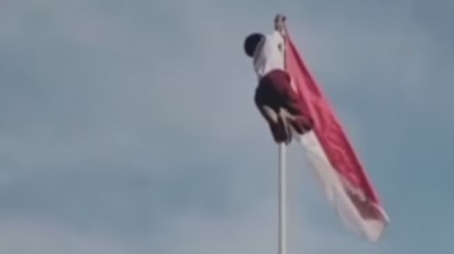 Romi Pramuja bocah SD di Kabupaten Bekasi memanjat tiang setinggi 8 meter demi bendera Merah Putih berkibar (Instagram @gue_cikarang.co.id)