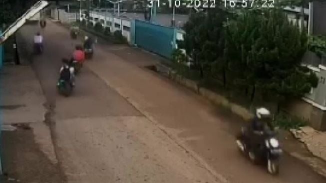 Ngeri! Video Aksi Brutal Pelajar di Kota Bekasi Sabetkan Sajam ke Siswi Berhijab