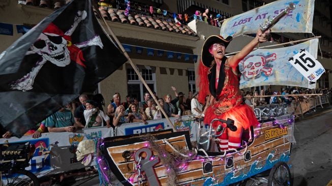 Orang-orang dengan kostum ikut serta dalam parade selama perayaan Halloween di Kay West, Florida, Amerika Serikat, Sabtu (29/10/2022). [Rob O'Neal / Biro Berita Florida Keys / AFP]
