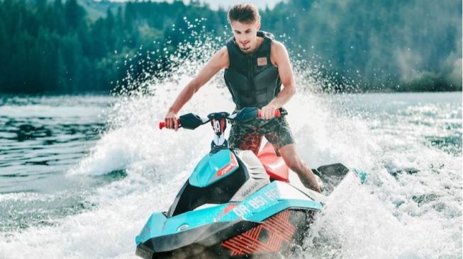 Antrean Jet Ski Isi Bensin, Pom Mini di Tepi Laut Curi Perhatian Netizen: Baru Tahu