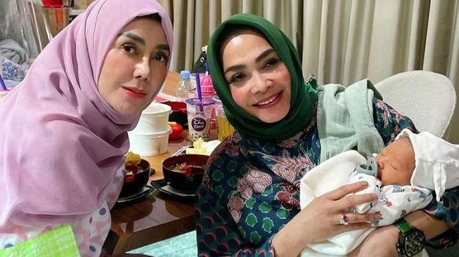 Momen Kedekatan Mama Rieta dan Mama Amy (Instagram/amy_r_qanita)