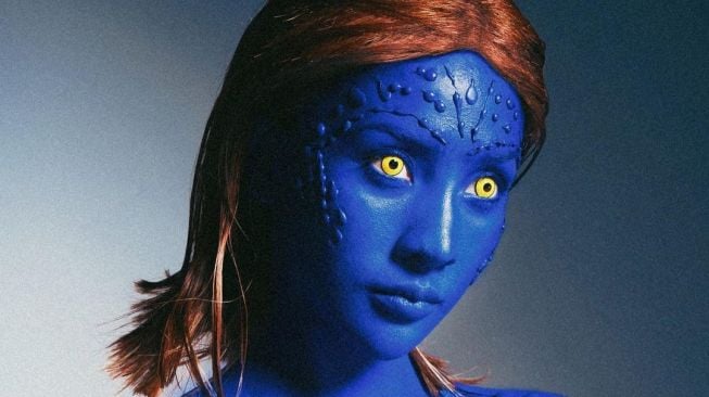 Di Balik Potret Berani Anya Geraldine Cosplay Mystique, Tampil Nyaris Telanjang Hanya Ditutup Cat!