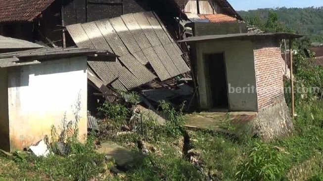 Gara-gara Tanah Bergerak, Puluhan Rumah Warga Blitar Rusak Retak-retak