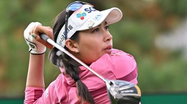 Pegolf putri Thailand Atthaya Thitikul dalam babak final turnamen golf BMW Ladies Championship di Oak Valley Country Club di Wonju, Korea Selatan, Rabu (23/10/2022). (AFP/JUNG YEON-JE)