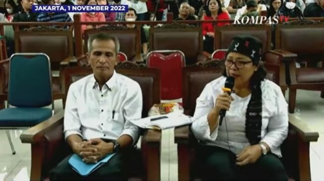Orang tua Brigadir J, Samuel Hutabarat dan Rosti Simanjuntak, memberi kesaksian di persidangan terdakwa Ferdy Sambo dan Putri Candrawathi di PN Jakarta Selatan, Selasa (1/11/2022). (YouTube/KOMPASTV)