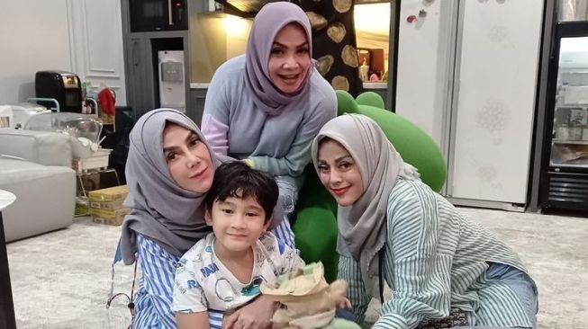 Momen Kedekatan Mama Rieta dan Mama Amy (Instagram/amy_r_qanita)