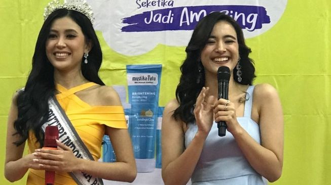 Mawar de Jongh dan Putri Indonesia Berbakat 2022 Angelia Rizky. [dokumentasi Mustika Ratu]