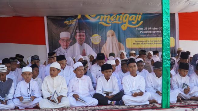 Anak-anak di Raja Ampat, Papua Barat terlihat antusias mengikuti acara Indonesia Mengaji yang diinisiasi oleh Badan Wakaf Alquran (BWA). [dokumentasi pribadi]