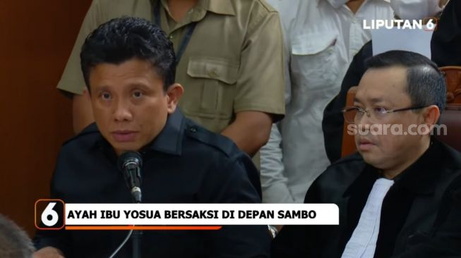 Ferdy Sambo saat meminta maaf kepada orang tua Brigadir J di sidang. (tangkapan layar/M Yasir)