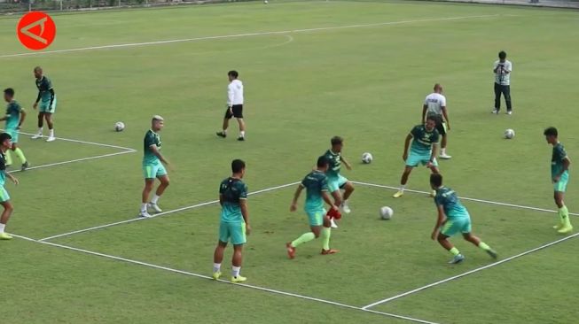 Persib Bandung latihan lagi, (Senin 31/10/2002). ANTARA