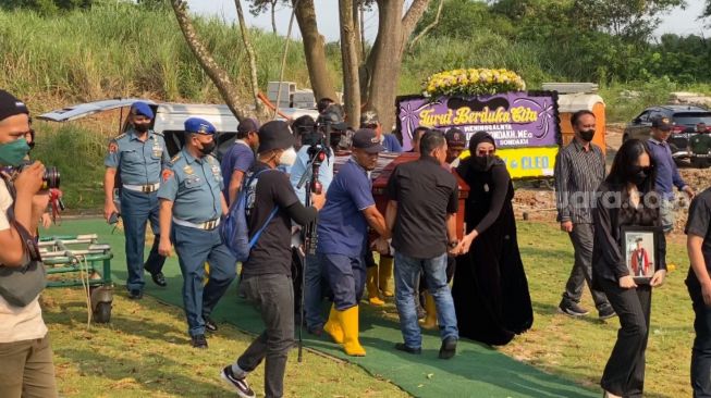 Suasana pemakaman ayah Angelina Sondakh, Lucky Sondakh di San Diego Hills Memoriam Park, Karawang, Jawa Barat, Rabu (2/11/2022) [Suara.com/Adiyoga Priyambodo]