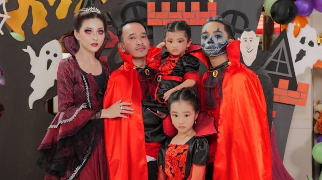 anak kecil pakai kostum halloween