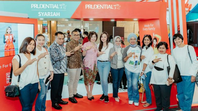 Maria Rosalinda (tengah), Chief Risk, Compliance, and Government Relations Officer Prudential Indonesia, dan Indrijati Rahayoe (ke empat dari kanan), Chief HR, Community Investment, Risk & Compliance Officer Prudential Syariah, bersama Panitia FinExpo 2022  Jakarta, Rabu (2/11). [dok Prudential ]