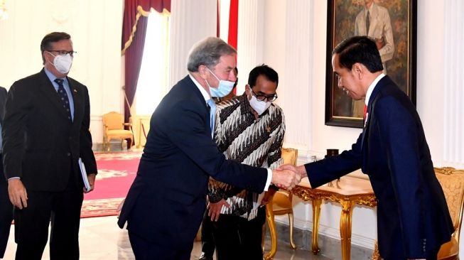 Presiden Joko Widodo atau Jokowi menerima kunjungan Presiden Boeing International, Michael Arthur, beserta delegasi di Istana Merdeka, Jakarta, Rabu (2/11/2022). (Foto: Rusman - Biro Pers Sekretariat Presiden)