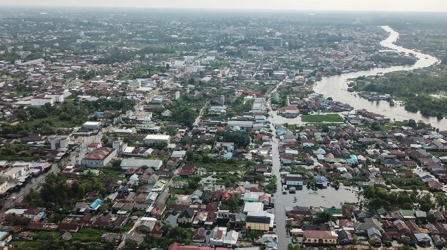 Foto udara kawasan permukiman rumah warga terendam banjir di Pangkalan Bun, Kotawaringin Barat, Kalimantan Tengah, Selasa (1/11/2022). ANTARA FOTO/Makna Zaezar