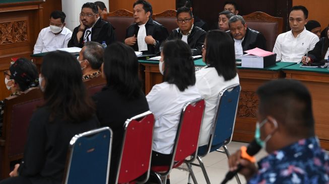 Terdakwa Ricky Rizal (kanan atas) dan Kuat Ma'ruf (kiri atas) menjalani sidang lanjutan kasus pembunuhan berencana terhadap Brigadir Nopriansyah Yosua Hutabarat di Pengadilan Negeri Jakarta Selatan, Jakarta, Rabu (2/11/2022). [ANTARA FOTO/Sigid Kurniawan/aww].