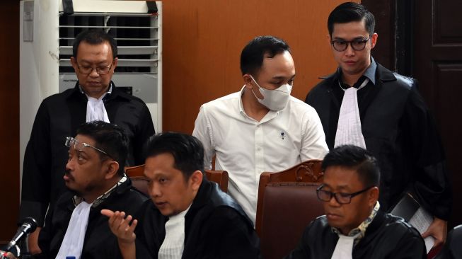 Terdakwa Ricky Rizal (tengah) tiba untuk menjalani sidang lanjutan kasus pembunuhan berencana terhadap Brigadir Nopriansyah Yosua Hutabarat di Pengadilan Negeri Jakarta Selatan, Jakarta, Rabu (2/11/2022). [ANTARA FOTO/Sigid Kurniawan/aww].