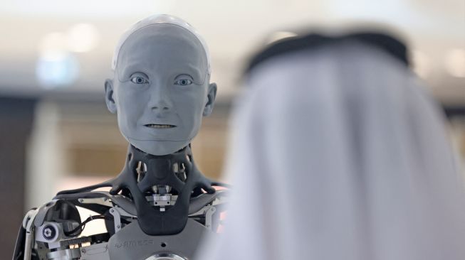 Robot humanoid Ameca menyapa pengunjung di Museum of the Future, Dubai, Uni Emirat Arab, Selasa (11/10/2022). [Karim SAHIB/AFP]
