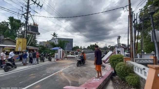 Gapura Jembatan Merah Gejayan Rusak Ditabrak Truk Molen, Begini Kronologinya