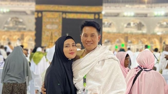 Artis Umrah saat Hamil (Instagram/@julianamoechtar)