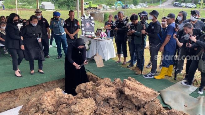 Suasana pemakaman ayah Angelina Sondakh, Lucky Sondakh di San Diego Hills Memoriam Park, Karawang, Jawa Barat, Rabu (2/11/2022) [Suara.com/Adiyoga Priyambodo]