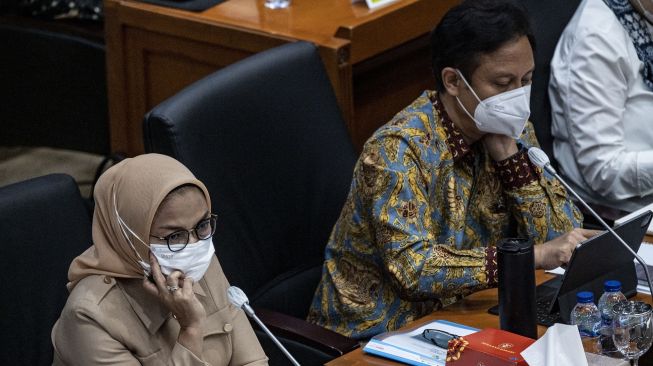 Menteri Kesehatan Budi Gunadi Sadikin (kanan) bersama Kepala Badan Pengawas Obat dan Makanan (BPOM) Penny Kusumastuti Lukito (kiri) mengikuti rapat kerja dan rapat dengar pendapat dengan Komisi IX di Kompleks Parlemen, Senayan, Jakarta, Rabu (2/11/2022).  ANTARA FOTO/Aprillio Akbar/aww.