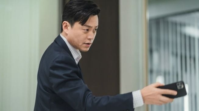 Potret Lee Seo Jin di Behind Every Star (Instagram/@tvn_drama)