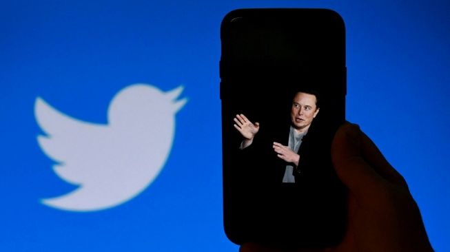 CEO Twitter Elon Musk mengatakan pengguna layanan Twitter Blue akan dikenai biaya $8 per bulan. [AFP/ Olivier Douliery]