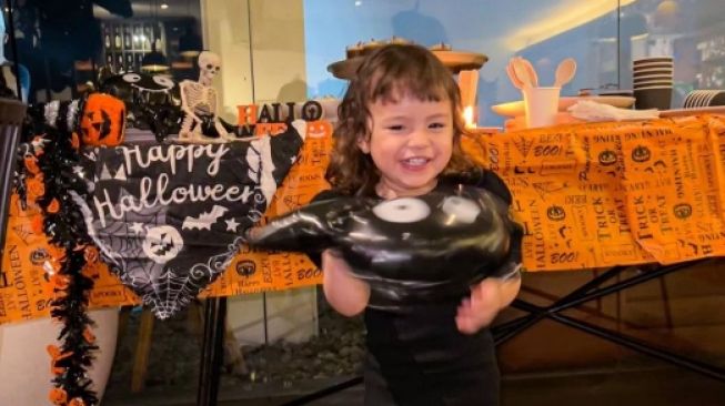 Potret Anak Artis saat Pakai Kostum Halloween (Instagram/asmirandah89)